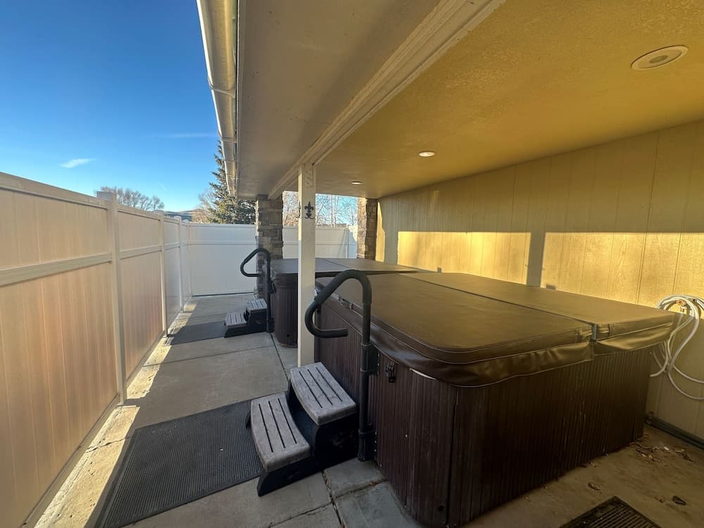 Indoor spa tub