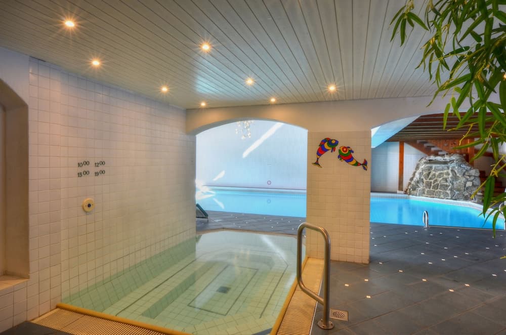 Indoor spa tub