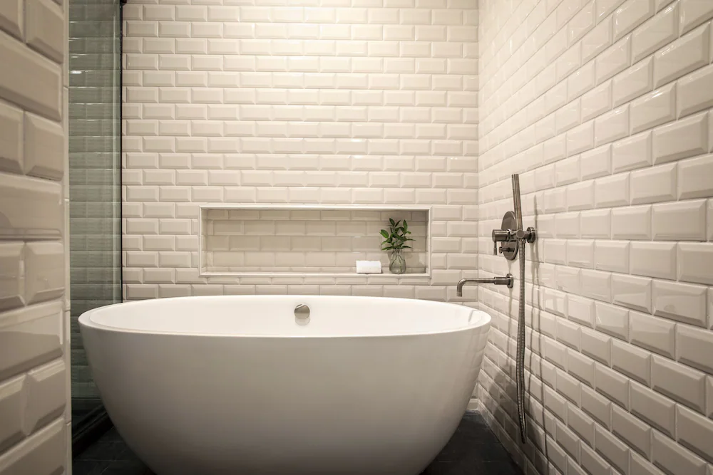 Deep soaking bathtub
