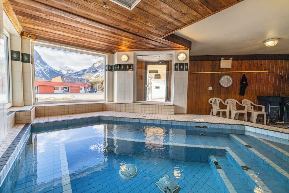 Indoor spa tub