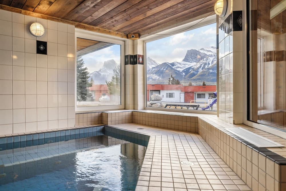 Indoor spa tub