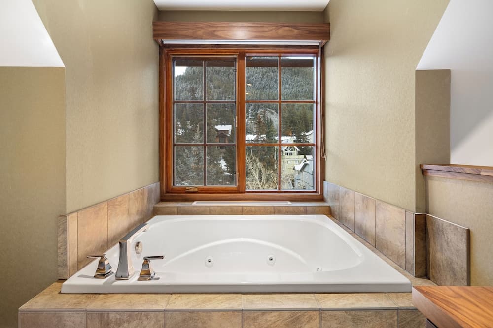 Deep soaking bathtub