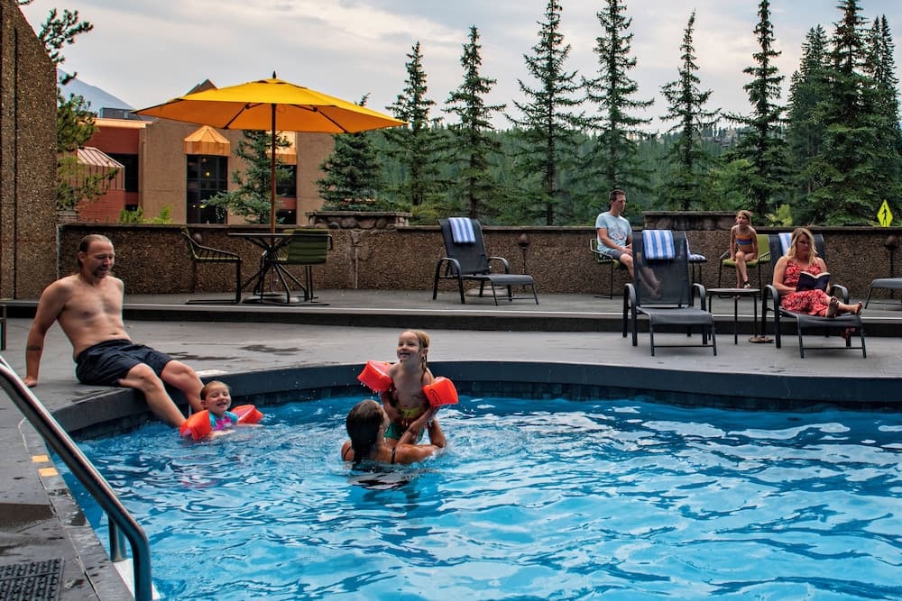 Indoor/outdoor pool