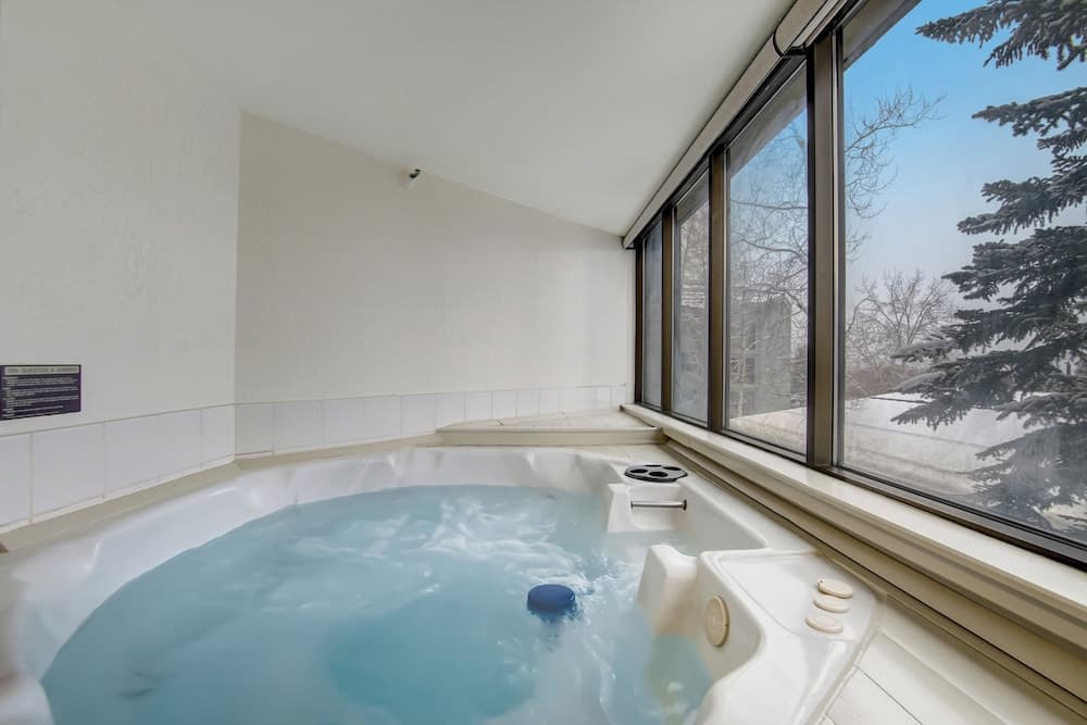 Private spa tub