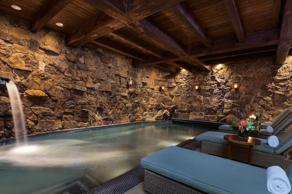Indoor spa tub