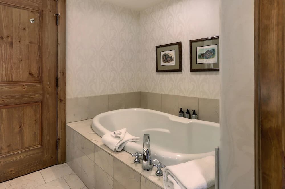 Deep soaking bathtub