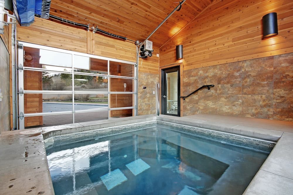 Indoor spa tub