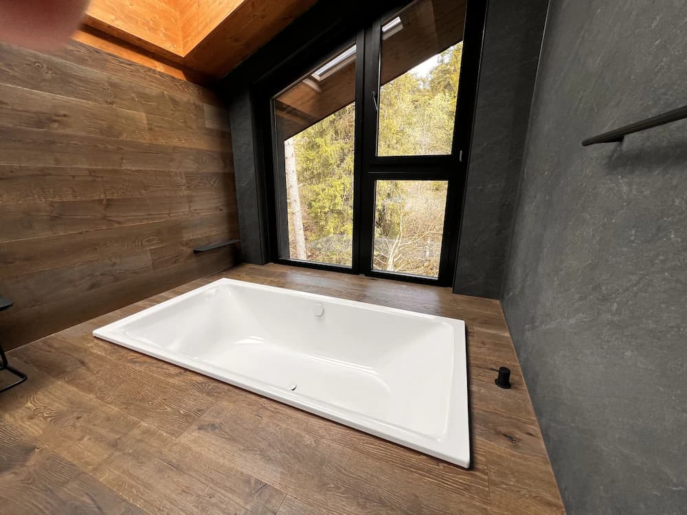 Private spa tub