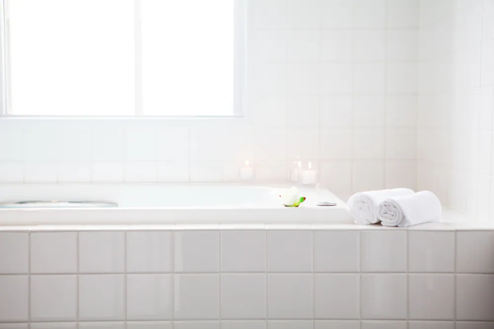 Deep soaking bathtub