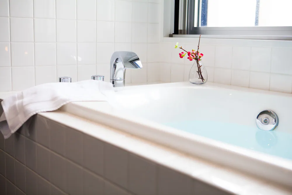 Deep soaking bathtub