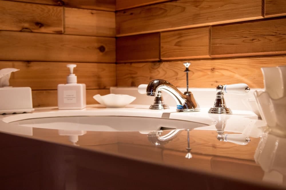 Bathroom sink