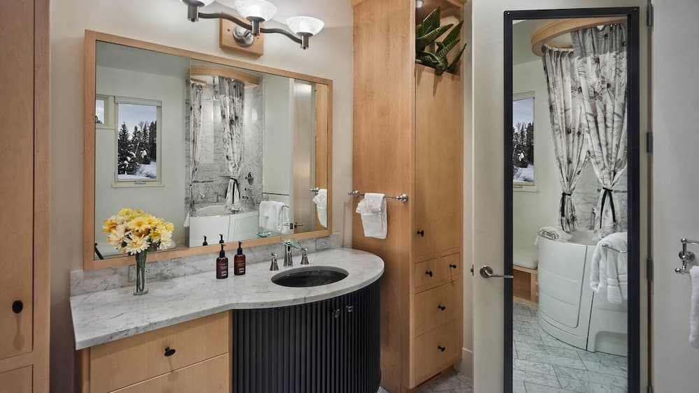 Bathroom sink