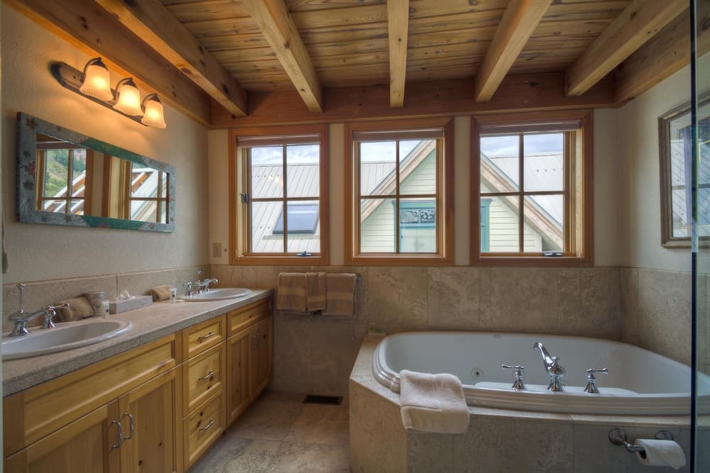 Deep soaking bathtub