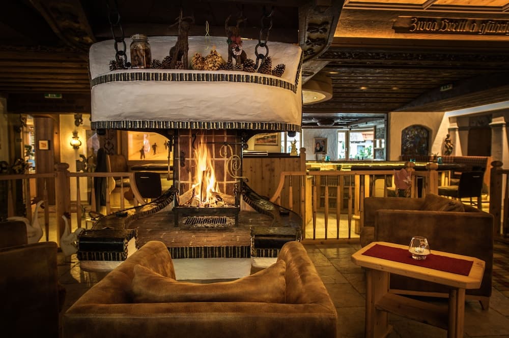Lobby lounge