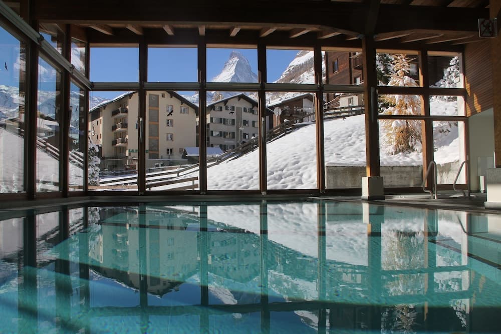 Indoor/outdoor pool