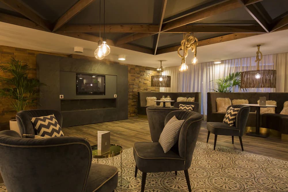 Lobby lounge