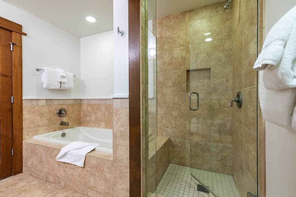 Deep soaking bathtub