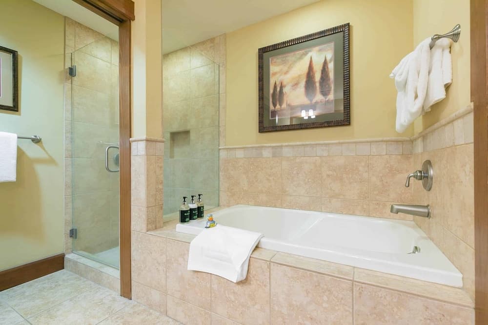Deep soaking bathtub