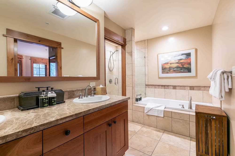 Deep soaking bathtub
