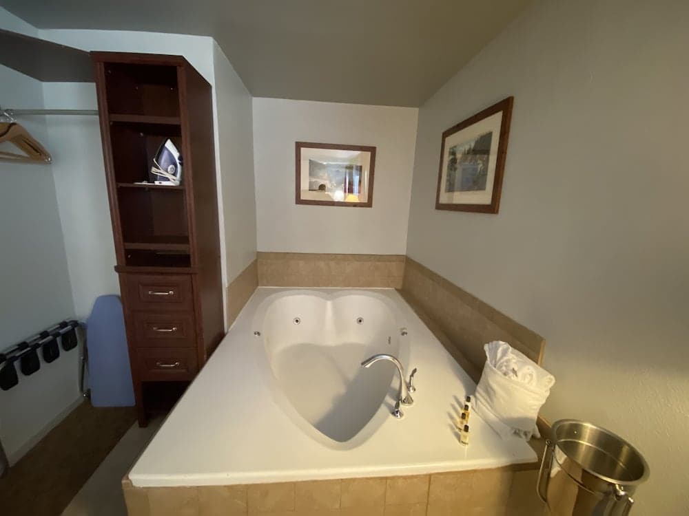 Jetted tub