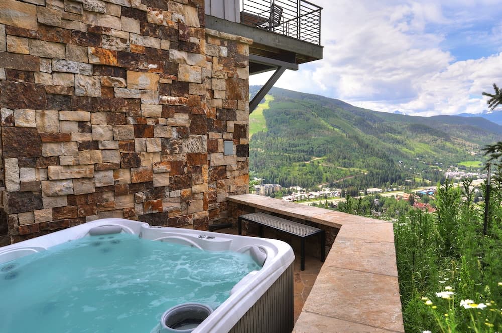 Private spa tub