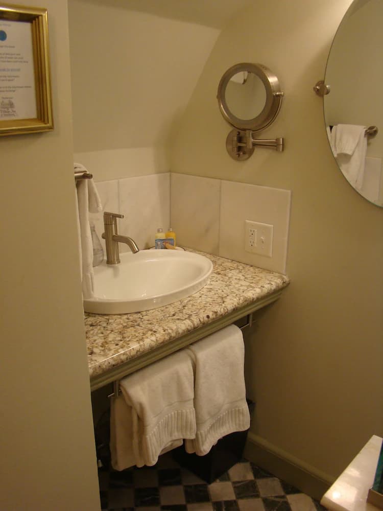 Bathroom sink