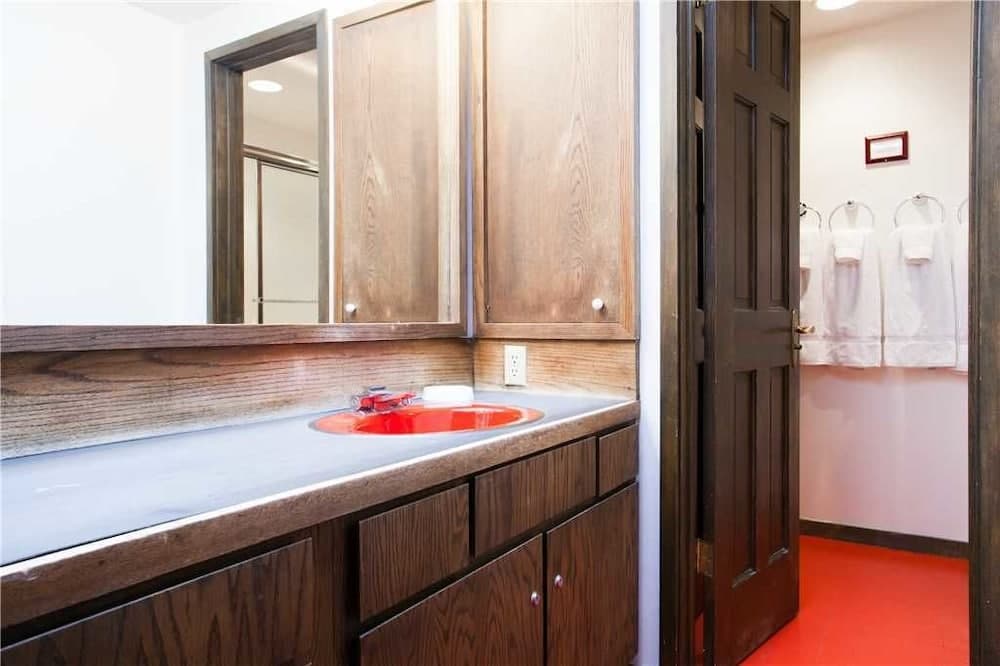 Bathroom sink