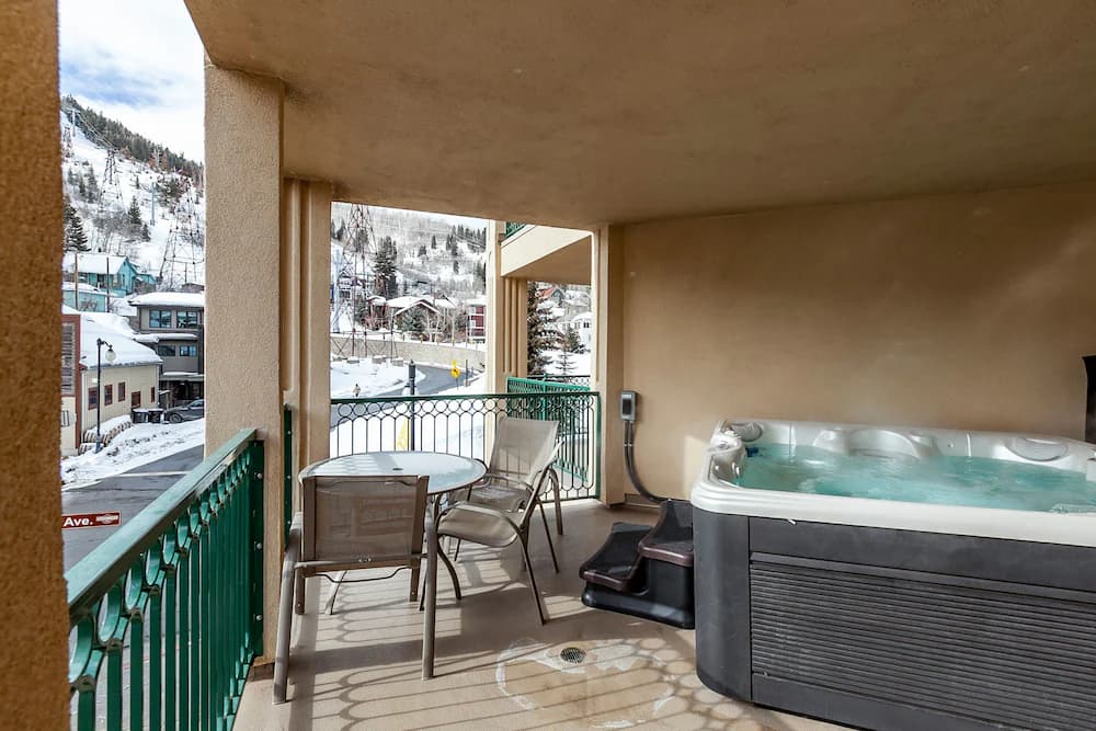 Private spa tub