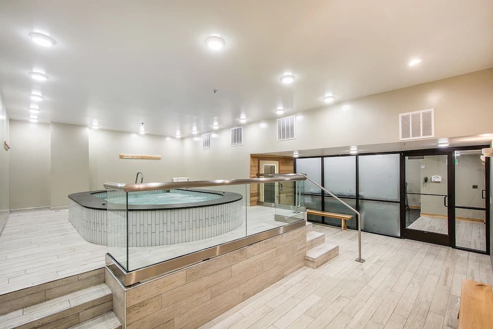 Indoor spa tub