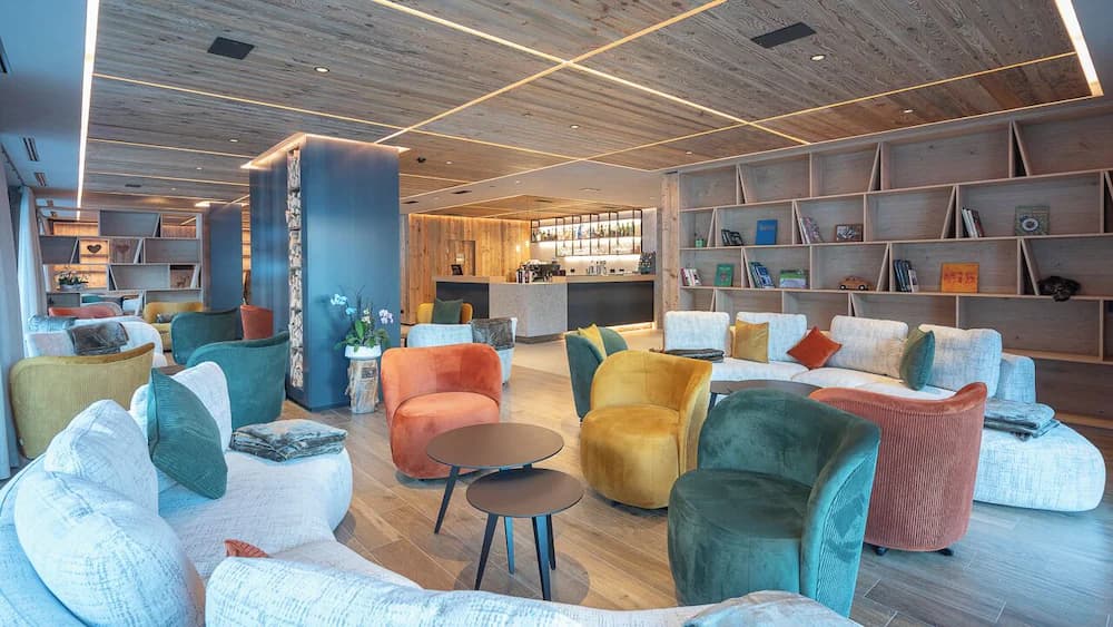 Lobby lounge