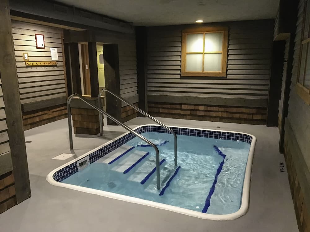 Indoor spa tub