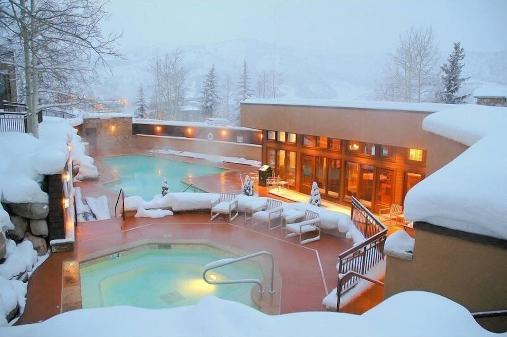 Deep soaking bathtub