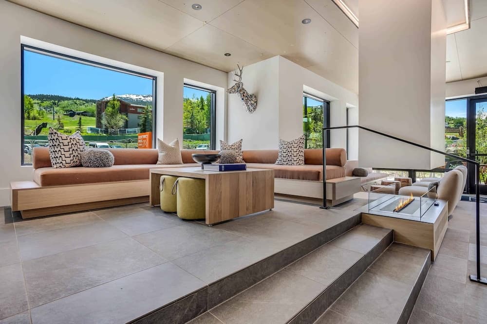 Lobby lounge