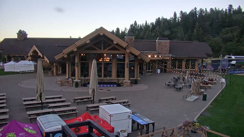 Earl's Plaza